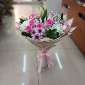 Fresh flower arrangement with seasonal fillers in Dubai